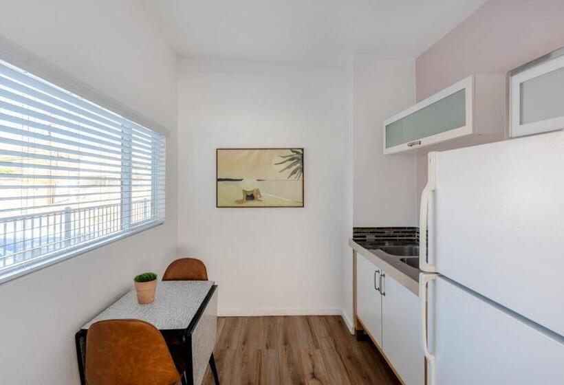 הוסטל Desert Hot Springs Inn