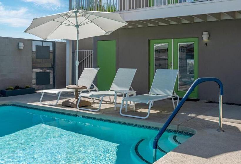 הוסטל Desert Hot Springs Inn