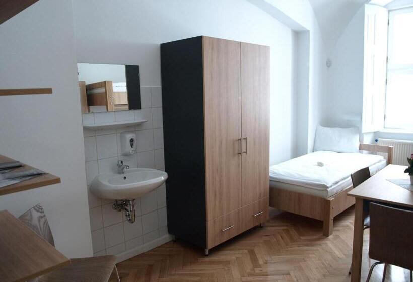 펜션 Ciszterci Szállás Pécs