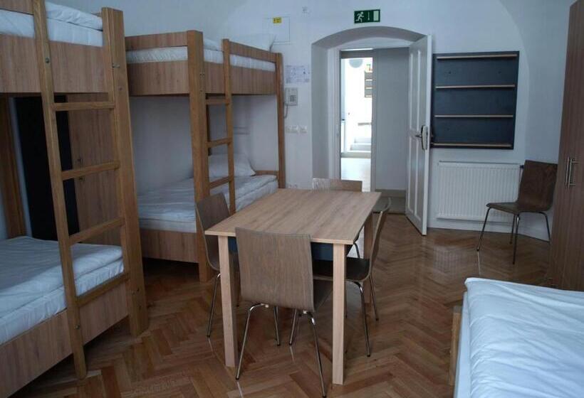 펜션 Ciszterci Szállás Pécs