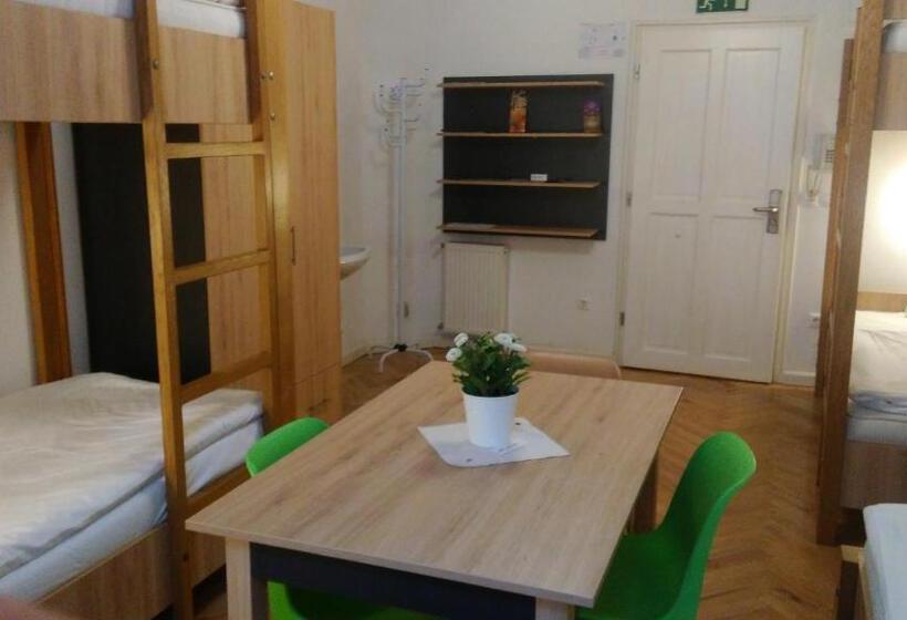 펜션 Ciszterci Szállás Pécs