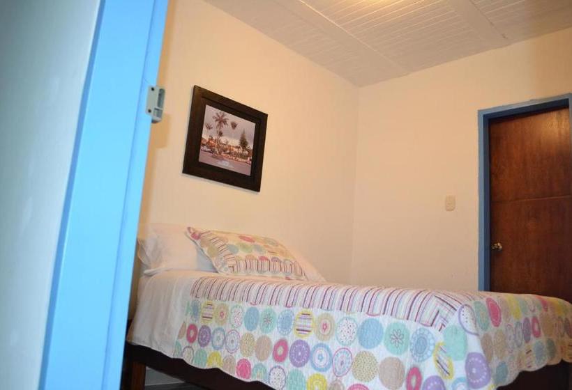 ユースホステル Hostal Bosque De Niebla