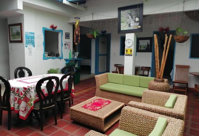 ユースホステル Hostal Bosque De Niebla