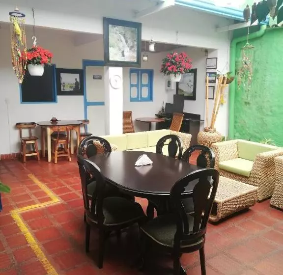 ユースホステル Hostal Bosque De Niebla