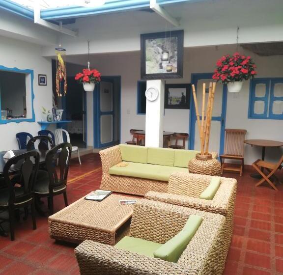 ユースホステル Hostal Bosque De Niebla