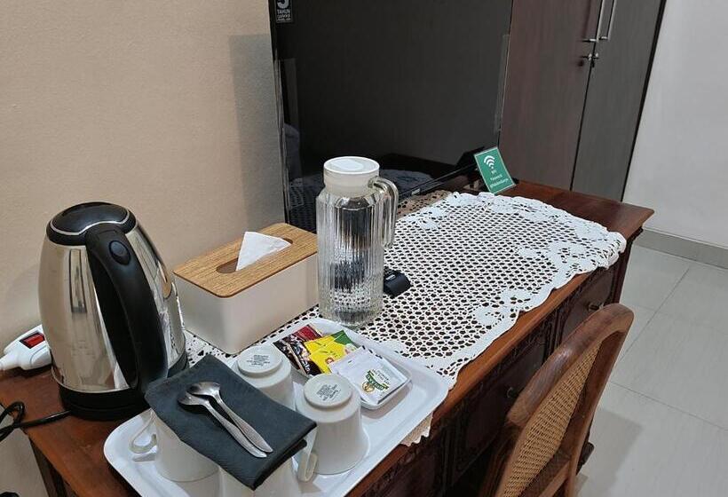 بنسيون Ndalem Suryo Saptono Guest House