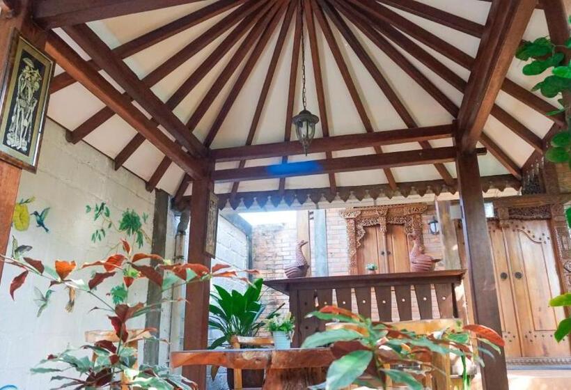 بنسيون Ndalem Suryo Saptono Guest House