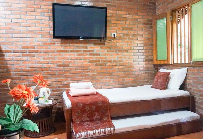 بنسيون Ndalem Suryo Saptono Guest House