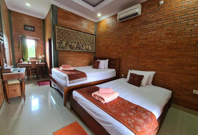 بنسيون Ndalem Suryo Saptono Guest House