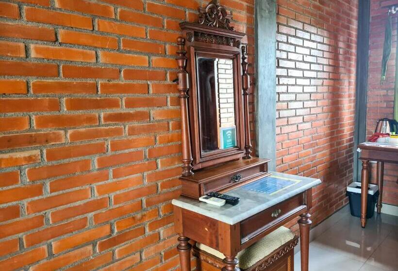 بنسيون Ndalem Suryo Saptono Guest House