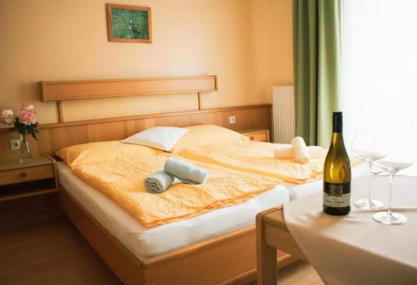 ペンション Weingut & Gästehaus Dombi Weiss