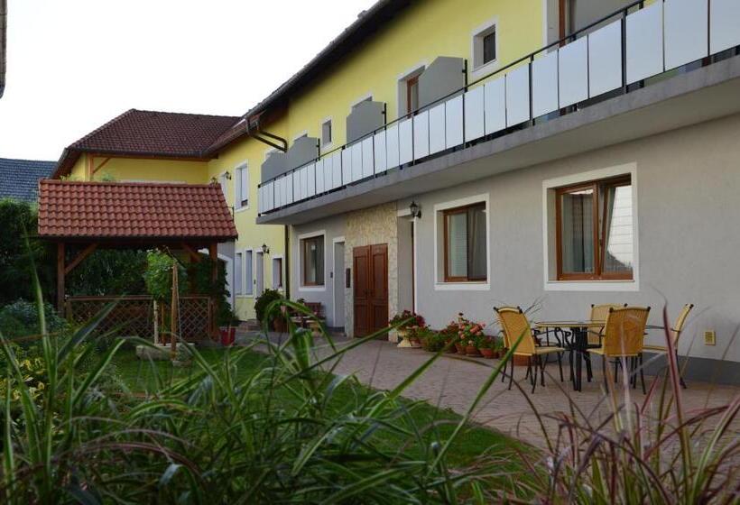 Пансион Weingut & Gästehaus Dombi Weiss