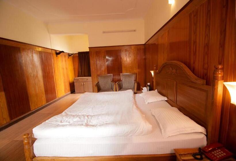 אתר נופש Ashoka Naini Chalet