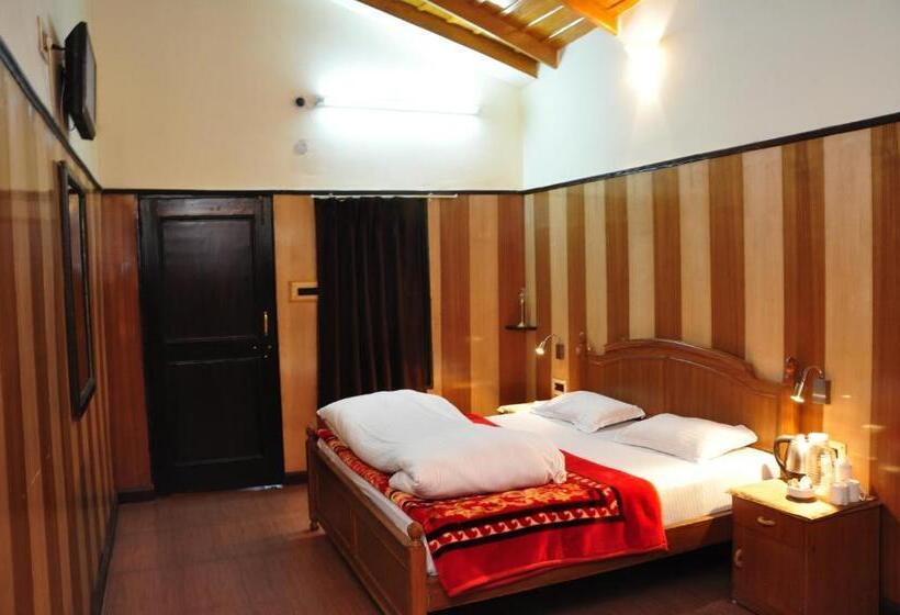 אתר נופש Ashoka Naini Chalet