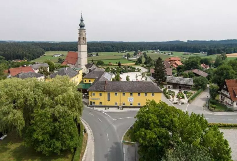 ペンション Stiftsgasthof Hochburg