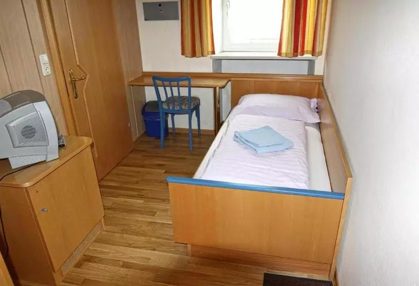 ペンション Stiftsgasthof Hochburg