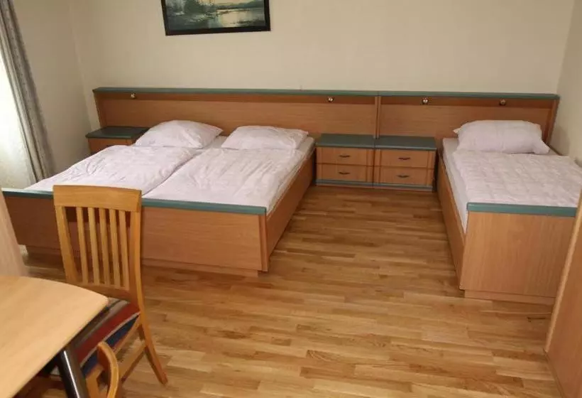 ペンション Stiftsgasthof Hochburg