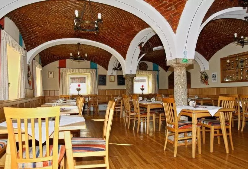 ペンション Stiftsgasthof Hochburg