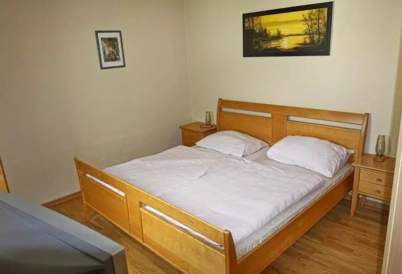 ペンション Stiftsgasthof Hochburg