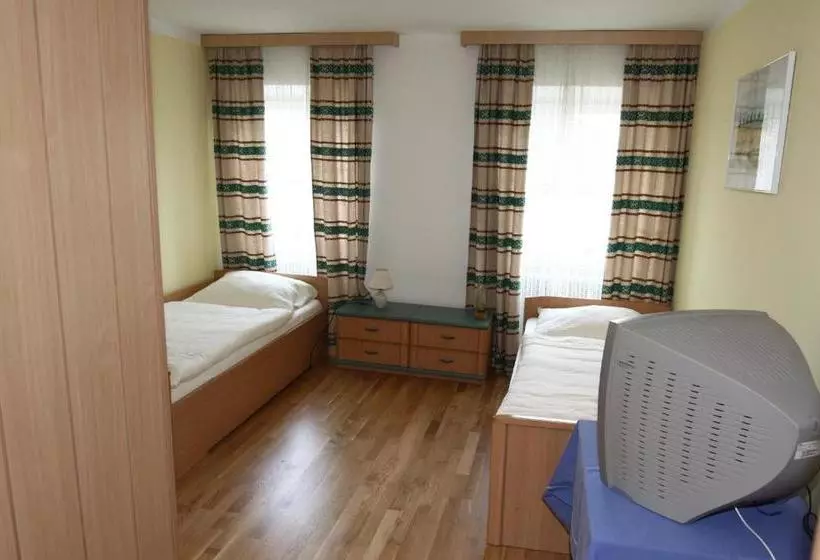 ペンション Stiftsgasthof Hochburg