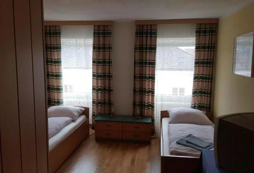 ペンション Stiftsgasthof Hochburg