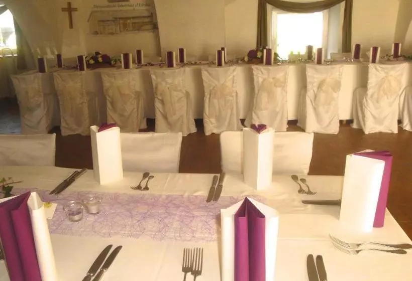 ペンション Stiftsgasthof Hochburg