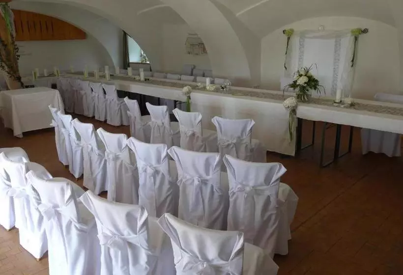 ペンション Stiftsgasthof Hochburg