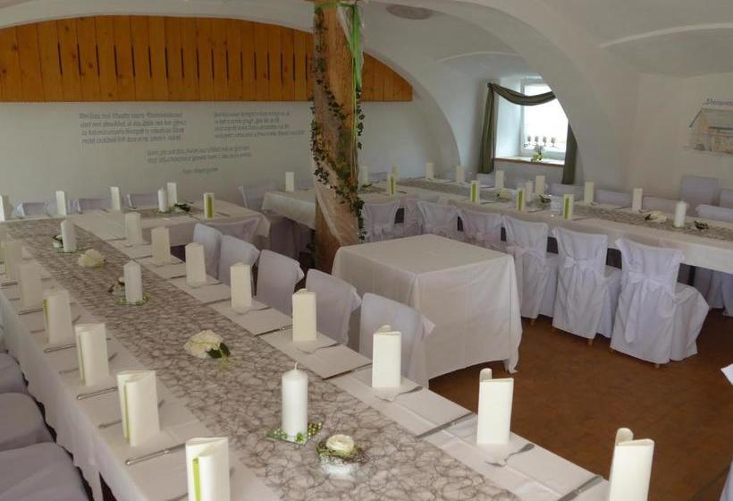 بنسيون Stiftsgasthof Hochburg