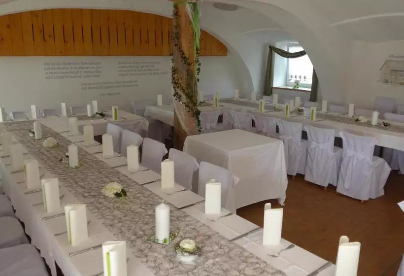 ペンション Stiftsgasthof Hochburg