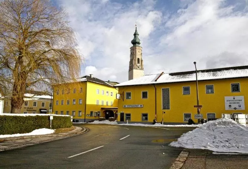 ペンション Stiftsgasthof Hochburg