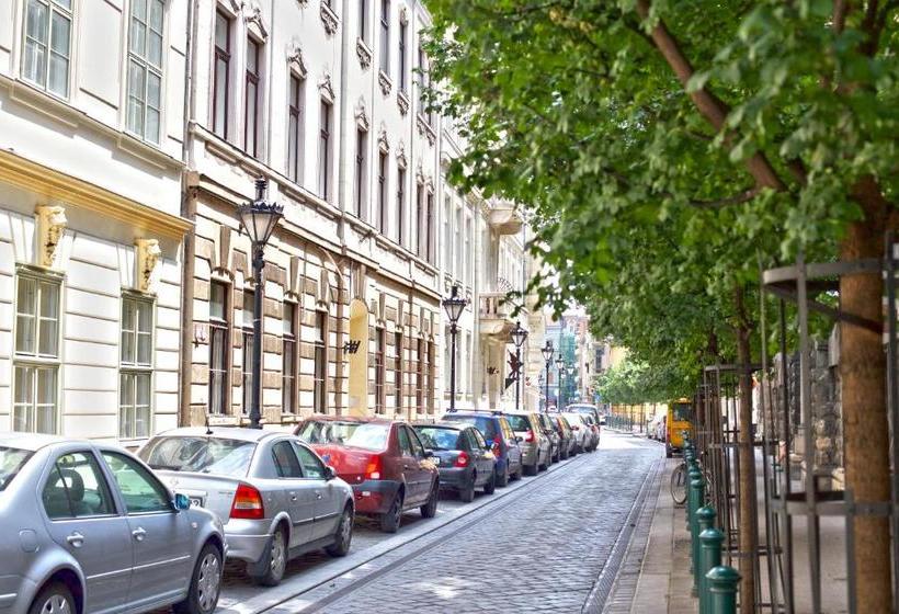 Amber Gardenview Studios Downtown