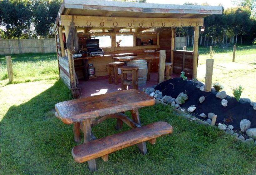 酒店 Wacky Stays   Unique Farm Stay Glamping Rentals, Free Animal Feeding Tours