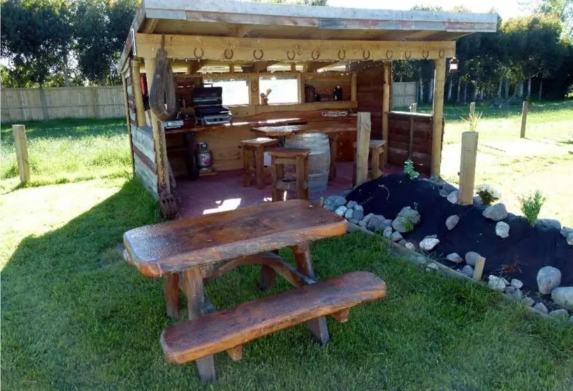 Hotelli Wacky Stays   Unique Farm Stay Glamping Rentals, Free Animal Feeding Tours