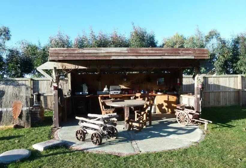 Hotelli Wacky Stays   Unique Farm Stay Glamping Rentals, Free Animal Feeding Tours