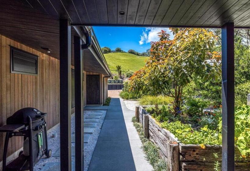 Пансион The Moorings Studio Apartments