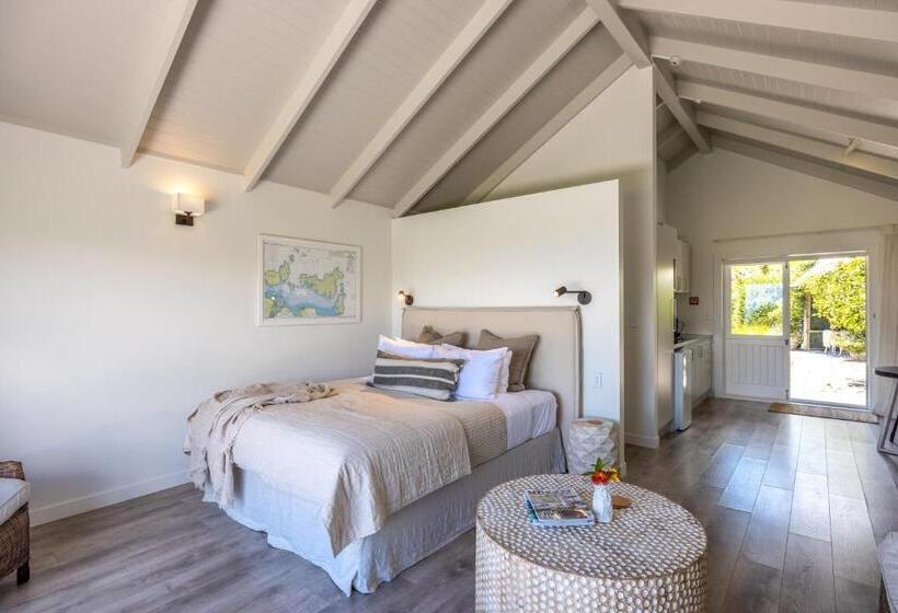 Пансион The Moorings Studio Apartments