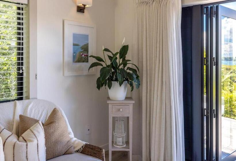 Пансион The Moorings Studio Apartments