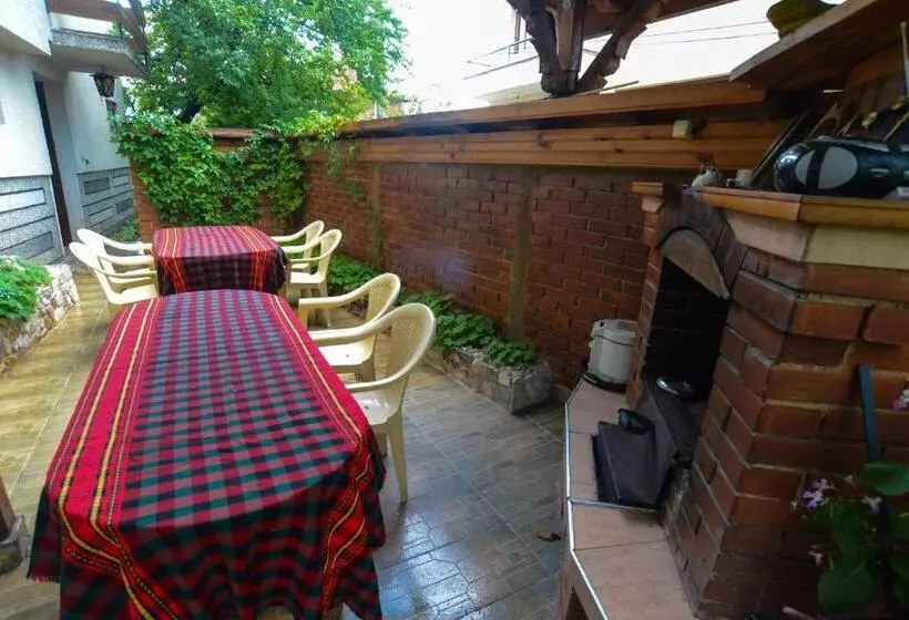 پانسیون Topuzovi Guest House