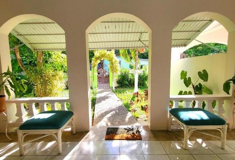 پانسیون Green's Palace Jamaica