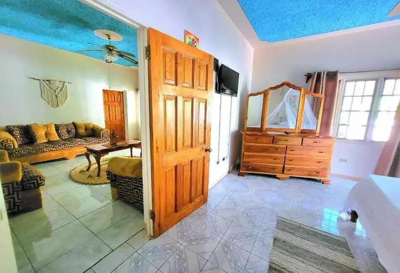 پانسیون Green's Palace Jamaica
