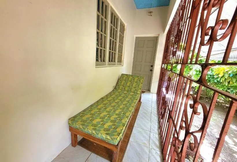 پانسیون Green's Palace Jamaica