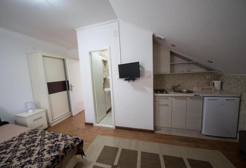 پانسیون Apartments Pavićević