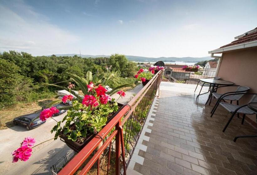 پانسیون Apartments Pavićević