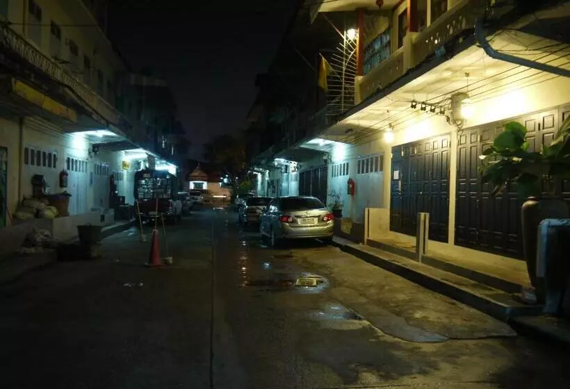 پانسیون The Royal Thatien Village