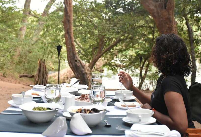 호텔 Explorer By Eco Team Bundala