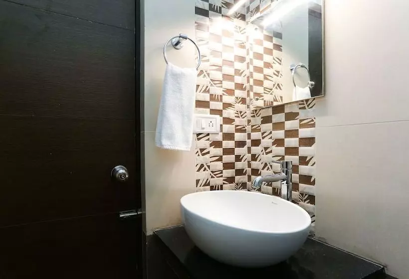 هتل Super Townhouse Majestic Inn