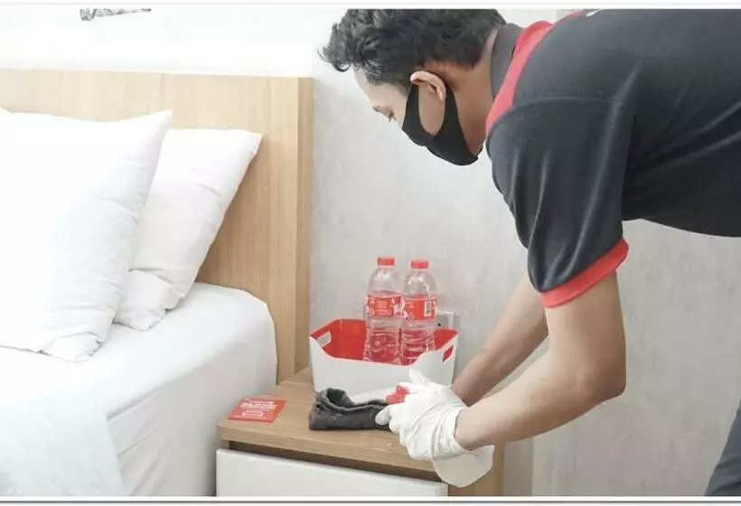 Hotelli Reddoorz @ Jalan Biak Roxy Jakarta