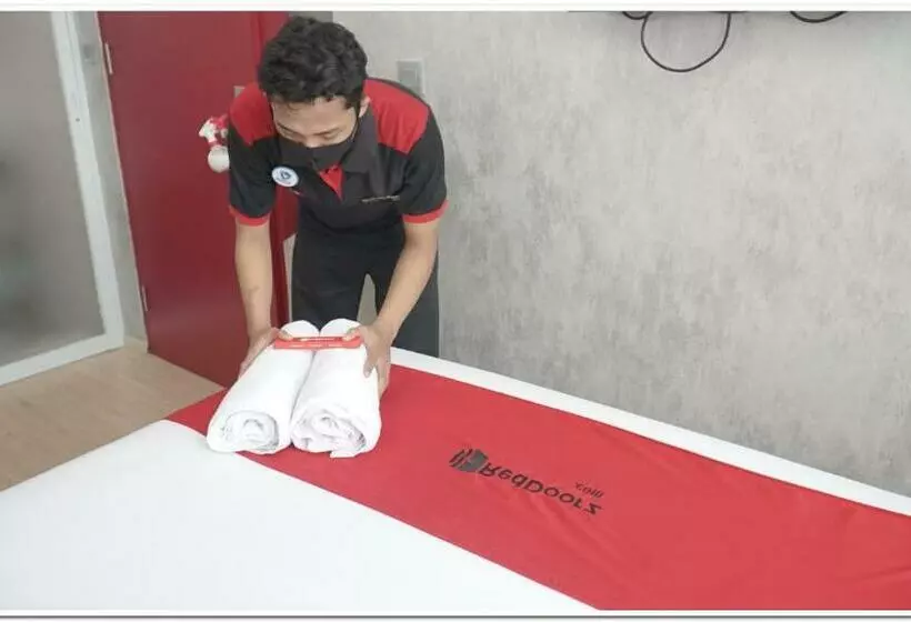 Hotelli Reddoorz @ Jalan Biak Roxy Jakarta