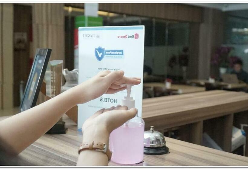 Hotel Reddoorz @ Jalan Biak Roxy Jakarta
