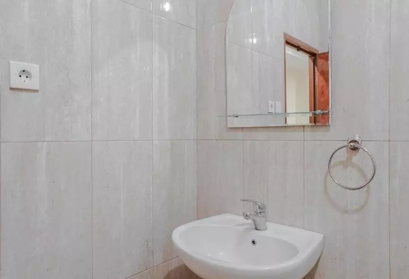 Hotelli Reddoorz @ Jalan Biak Roxy Jakarta